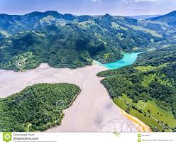 Acel lac trebuie sa ramana acolo curat si gata sa itampine noi turisti si nu utilaje si mineri. Vue Aerienne De Lac Geamana Pres De Rosia Poieni Et De Rosia Montana Mi Image Stock Image Du Toxique Chimique 96130897