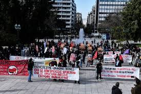 Ένταση σημειώθηκε νωρίς το απόγευμα της κυριακής πέριξ του συντάγματος κατά τη συγκέντρωση διαμαρτυρίας που. Syntagma Sygkentrwsh Diamartyrias Enantia Sto Nomosxedio Gia Thn Apagoreysh Diadhlwsewn In Gr