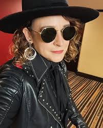 Deena Asher's Instagram, Twitter & Facebook