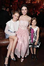 Diversi anni dopo la tragica morte della loro piccola figlia, un creatore di bambole e sua moglie accolgono in casa una suora e diverse ragazze di un orfanotrofio. Samara Lee With Fellow Annabelle Creation Cast Talitha Bateman And Grace Fulton Annabelle Creation Red Carpet Premiere Pa Dress Outfits Dresses Just Add Magic