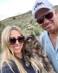 If you still love and care for my Dad John Force let me have a Big YES 🥰❤️ 