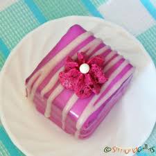 Prăjitura Violeta Reţetă Originală Am Vrut O Prăjitură Foarte Insiropată Glazurată Cu Fondant Si Umplută Cu O Cremă Fină S Fruity Cake Sweet Tarts Mini Cakes