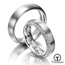 El anillo de matrimonio representa la celebración de una boda lo cual a su vez representa el compromiso entre las personas contrayentes. Anillos Matrimonio En Oro O Platino