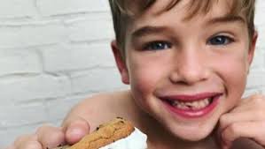 7 Makanan Pemutih Gigi Alami buat Bunda