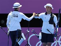 김제덕·안산은 24일 일본 도쿄의 유메노시마양궁장에서 열린 네덜란드와의 도쿄올림픽 혼성단체전 결선에서 세트스코어 5대3 특히, 김제덕은 한국 남자 양궁 최연소 금메달리스트로 이름을 올렸다. 2pj6hykzm8oxhm