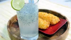 Ketika merendamnya dalam air maka akan ada warna putih bening di sekelilingnya. Yuk Buat Es Mentimun Biji Selasih Di Rumah Minuman Segar Untuk Buka Puasa