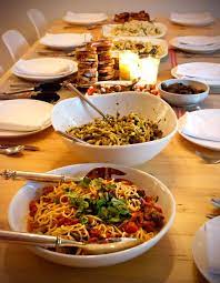 The ingredients for a memorable and fun spaghetti dinner party are simple: Pasta Dinner Party Recipes I Am Sooo Throwing This Kind Of Party This Weekend Dinner Party Recipes Fun Dinner Party Menu Pasta Party