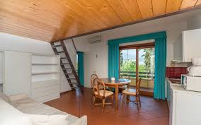 Qui sul lago di garda troverete le opportunità più diverse per quanto concerne gli appartamenti, ma un principio vale su tutte: Hotel Residence Sporting Appartamento Vacanza Monolocale Vista Lago Per Sei Persone A Malcesine Sul Lago Di Garda