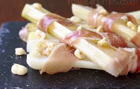 Damos unas vueltas para que se cocine un poco y mezclamos para que se reparta bien con la cebolla y el puerro. Ensalada De Puerros Y Jamon Migas En La Mesa