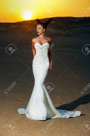 Check spelling or type a new query. Frau Die Auf Gelbem Sonnenuntergang Aufwirft Madchen Im Weissen Hochzeitskleid In Der Wuste Braut In Den Sanddunen Auf Berglandschaft Flitterwochen Reisekonzept Sommerferien Und Ferien Lizenzfreie Fotos Bilder Und Stock Fotografie Image 86108338