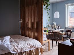 Dans Ce Studio De 27m2 Le Lit Est Cloisonne Grace A Un Claustra En Bois Tres Esthetique Planete Deco A Homes En 2020 Deco Petit Appartement Deco Appartement Claustra