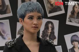 Namun, apa bagusnya rambut sehat bila model dan gayanya tidak sesuai dengan yang kamu. Inspirasi Styling Warna Rambut Pendek Hingga Sebahu Trennya Ungu