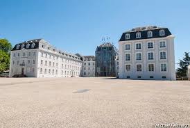 Das saarbrücker schloss thront auf einem natürlichen sandsteinfelsen über der saar. Schloss Saarbrucken