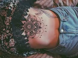 Mandala Tattoo Wissenswertes Und 67 Ideen Wohnideen Und Dekoration Brustbein Tattoo Unterbrust Tattoo Henna Tattoo Vorlagen