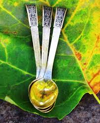 3 ცალი ვერცხლის ჩაის კოვზი 916 სინჯი საერთო წონა 47.18 გრ. 1 გრ. ფასი 4 ლარი