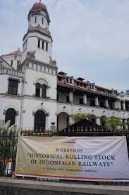 Lawang sewu, kamu pasti pernah mendengar gedung satu ini. Lawang Sewu Semarang Peter Velthoen
