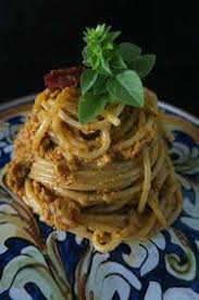 Cuocicucidici Spaghetti Con Pesto Di Pomodorini Secchi Mandorle E Capperi Ricette Pomodorini Pasti Italiani