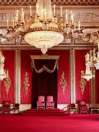 Staff at windsor castle decorate the 24ft tree in st george's hall credit: Take A Look Inside The Grandest Rooms Of Queen Elizabeth S Palaces Vogue