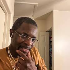 Tijana Stojkovic, the Good Samaritan who helped 110M Hurdles gold medalist  Hansle Parchment 🇯🇲 find the stadium in time for his semifinal-final  race: “This is a gift from dear Hansle. 🇯🇲🌼.* Perfect