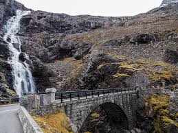 Der trollstigen mit seinem charakteristischen wasserfall, dem stigfossen, ist von gewaltigen bergmassiven umrahmt, die höhen von bis zu 1600 m erreichen. Trollstigen Norwegens Spektakularste Strasse The Travelogue