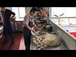工地上炸的又香又脆的油饼配上肉片大锅菜 民工们看见笑开花 youtube home decor furniture decor