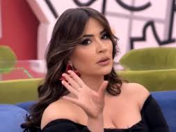 Emri që fshihet pas klipeve, kush është personi që ju garanton suksesin  këngëtarëve?