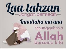 Kami akan tuliskan terlebih dahulu tentang tulisan dalam bahasa arab seperti di bawah ini. La Tahzan Innallaha Ma Ana Ummu Yasir Syahrul Hasna Khansa Tazkiya