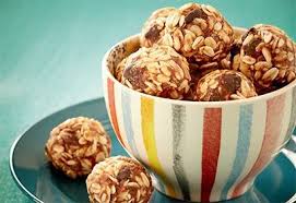 Recette De Boules D Energie Aux Dattes Et A L Avoine Sans Cuisson Coup De Pouce Healthy Breakfast Snacks Food Healthy Dessert Recipes