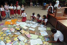 Sebelum liburan, di sekolah diadakan kegiatan gotong royong membersihkan lingkungan sekolah. Siswa Sd Gotong Royong Bersihkan Ruang Belajar Yang Terendam Banjir Republika Online