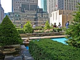 Vor einiger zeit bin ich bei meinen recherchen über das buch new york rooftop gardens von charles de vaivre aus dem teneues verlag gestoßen. Rooftop Garden In New York Desain Taman Atap Rumah