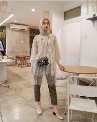 Bagian pinggang diberi tambahan payet putih sehingga lebih cantik ketika dikenakan. Sopan Dan Beda Ini 9 Kebaya Tunik Berwarna Cerah Yang Cocok Dipadukan Dengan Celana