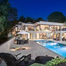 Grace and frankie beach house decor | shop the look · seahorse shaped pillows @ pe tiartisans · sea life shaped pillows · round net table lamps @ overstock · diy . Jane Fonda Schauspielerin Verkauft Traumvilla Der Spiegel