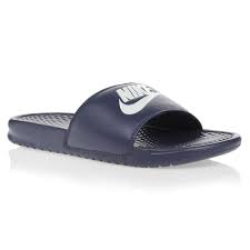 Nike Claquettes Benassi Jdi Homme Bleu Bleu Marine Et Blanc Achat Vente Basket Cdiscount La claquette nike benassi est dotée d'une empeigne doublée et arbore un logo audacieux pour un confort exceptionnel et un look sportif. nike claquettes benassi jdi homme bleu