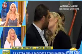 H ηθοποιός επέλεξε να στηρίξει δημόσια την συνάδελφο της, λουκία μιχαλά ούσα παρούσα στην εξομολόγηση της δεύτερης για όσα είχε υποστεί. Ta Pa8iasmena Filia Ths Elisabet Moytafh Me Ton Syntrofo Ths Mprosta Stis Kameres Binteo