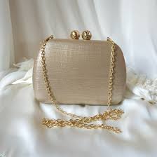 Las bandoleras y bolsos satchel triunfan siempre, elige tus diseños favoritos en farfetch. Bolso Cluch Dorado Doroti Colada Barcelona
