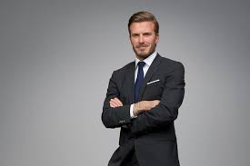 貝克漢一家稍早分享二兒子羅密歐貝克漢romeo beckham 18歲生日派對照，2002年9月1日出生，羅密歐貝克漢romeo beckham是貝克漢和維多利亞的二兒子，相較起哥哥布魯克林brooklyn beckham，羅密歐是個低調的大男孩，不過在擁有290萬粉絲的社群上，他也樂於分享與模特女友mia moocher的生活點滴，放閃風格不走哥哥的火辣路線，羅密歐與女友合照充滿青春自拍和大自然郊遊照，十分可愛。 é‡åº†æœèŽŽå¤«äººèœ¡åƒé¦† å¤§å« è´å…‹æ±‰å§†