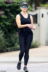 May 31, 2020 · chance cole, a friendly, dreadlocked austin yogini at yogatx jokes and chats you through core strength yoga. Reese Witherspoon Chats To Yoga Instructor On Brentwood Walk Showbiz Readsector