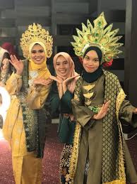 .akan membahas tentang kesultanan malaka dari mulai terbentuknya kerajaan malaka akibat perang saudara di kerajaan majapahit hingga berubahnya menjadi kesultanan. My Dear Diary Pharmagrad Dinner 2018 Hikayat Kesultanan Melayu Melaka