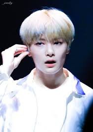 Omg Jeongin With Blond Hair He Looks Like A Friend From Me Xd Kids Kids Board Stray