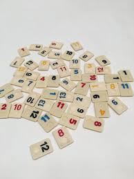 Se usan 2 juegos (mazos) de barajas completas, es decir, 106 naipes o fichas + 4 comodines o jokers. Fichas Mini Rummy Burako Juego De Mesa 2x2 5cm Por Unidad Usado