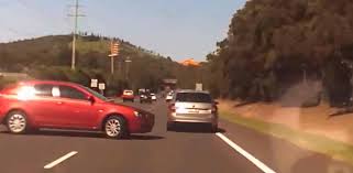 Cette pratique est la plus fréquente chez les jeunes conducteurs (26 à 35 ans), les conducteurs de voitures de société et ceux qui roulent plus. Une Personne Agee Perd Le Controle De Son Vehicule Et Provoque Une Collision Sur L Autoroute Video