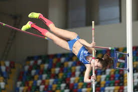 As provas de salto verticais implicam o salto em altura e o salto com vara. Atletismo Esportes Infoescola