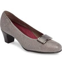 Munro Mara Pump In Pewter Metallic Leather Starting In Size 4 At Nordstrom Minimalist Hardware Gleams At The Toe O Block Heels Pumps Women S Pumps Heels