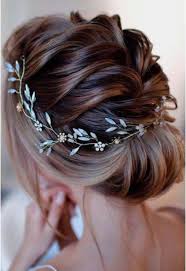 Love the classic look of a veil but still want a wedding hairstyle that stuns? Low Loose Bun Wedding Hair Novocom Top