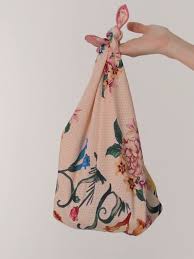 Cómo hacer un bolso con tu pañuelo en 3 pasos