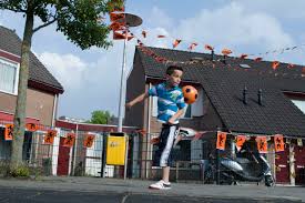 Bestaande uit 1x mega vlag nederland 150 x 240 cm, 30x oranje vlaggenlijn 10 meter, 1x 15x stuks holland bierviltjes we are the champions oranje fan / supporter versiering Als Je De Mooiste Trucjes Kan Win Je Nrc