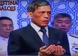 Terlepas dari kontroversinya, raja thailand maha vajiralongkorn memiliki citra yang baik di mata umat muslim thailand. Raja Baru Thailand Tampak Khusyu Membaca Shalawat Islamindonesia