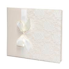 Ein gebundenes buch, meist etwas größer oder dicker, mit leeren seiten. Gastebuch Mit Spitze In Creme Fur Die Hochzeit Weddix De
