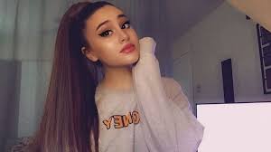 Perkahwinan pasangan nasir dan nurkhiriah ini sama cantik dan sama padan. Bagai Pinang Dibelah Dua Remaja Ini Mirip Banget Dengan Ariana Grande