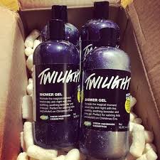 Twilight Shower Gel Recreate The Magical Moment Betwixt Day And Night With This Sparkling Soothing Lavender And Tonk Lush Products Lush Cosmetics Shower Gel